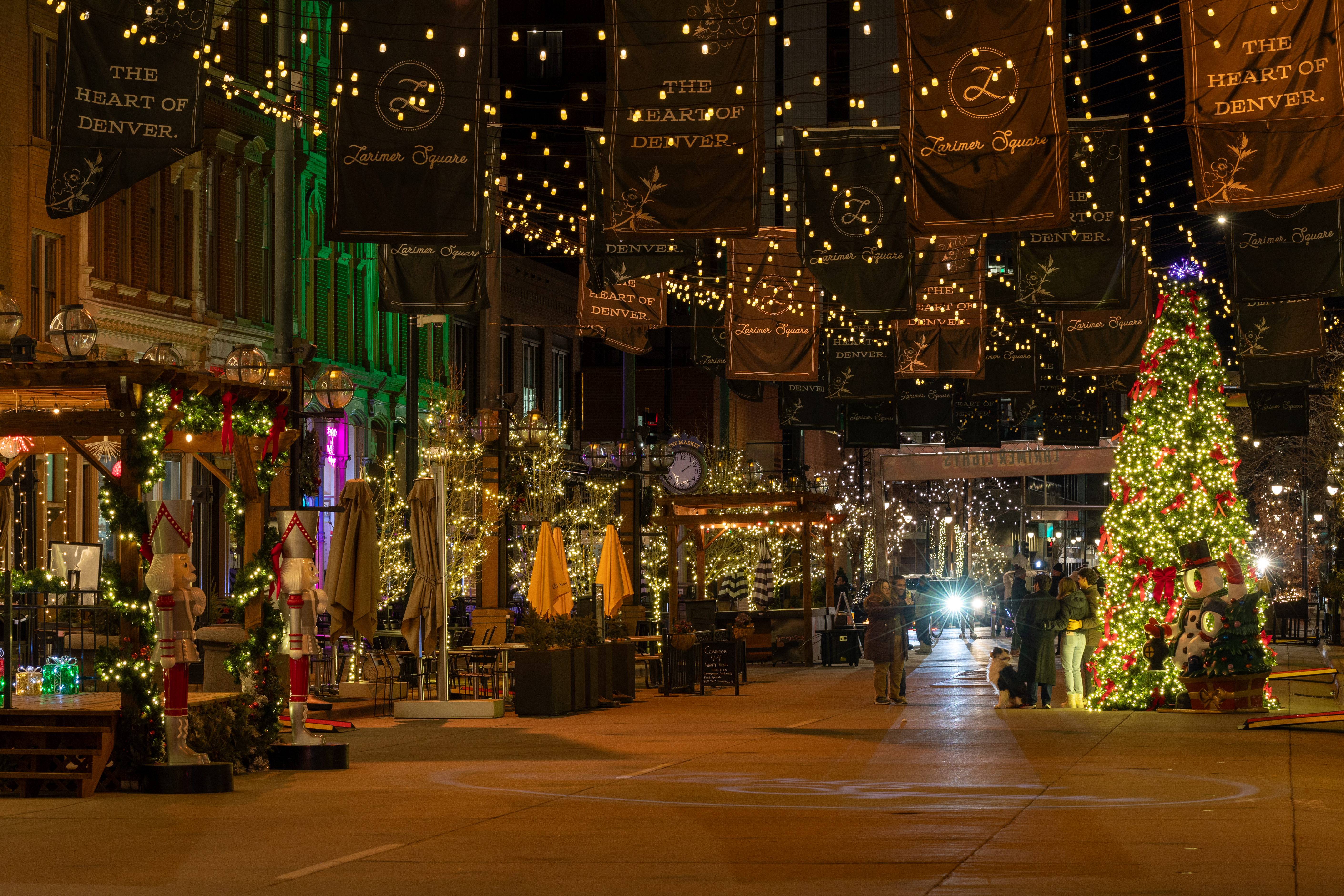 Large-scale commercial holiday display